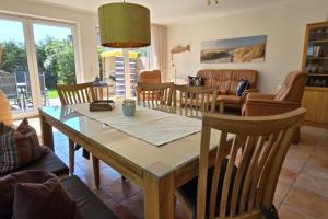 una sala de estar con una mesa y sillas en Haus Bremers Hafen, en Borkum