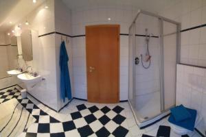 Un baño con ducha, inodoro y lavabo. en Haus Bremers Hafen, en Borkum 23 fotos más