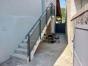 エクスレバンにあるLoft Sierrozの建物の隣にあるテーブルと椅子のある階段