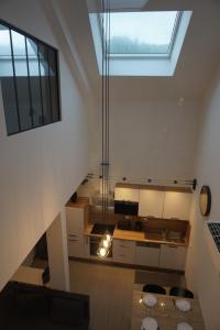 エクスレバンにあるLoft Sierrozの天窓付きの屋根裏部屋、キッチンが備わります。