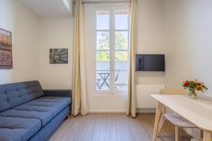 TV a/nebo společenská místnost v ubytování 2 Studios 30 et 20 m2 proche parc et Tram D Le Bouscat tres lumineux