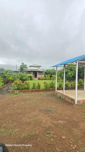 - une vue sur un bâtiment avec un toit bleu dans l'établissement Potdar holiday home & risort, à Chandoli 3 autres photos