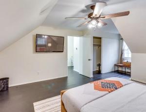 Un dormitorio con una cama y un ventilador de techo. en Luxury Oasis Villa Near BuckNell, en Lewisburg 20 fotos más
