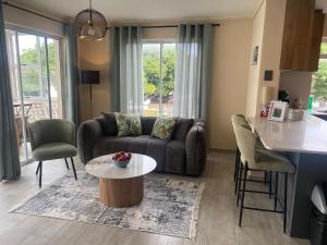 a living room with a couch and a table at Luxury Holiday Apartment mit 2 Schlafzimmern am Strand von Hout Bay in Hout Bay