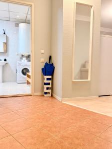 - une buanderie avec un lave-linge et un miroir dans l'établissement DICTUMFACTUM Niguliste Charm Apartment, à Tallinn