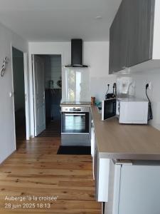 Η κουζίνα ή μικρή κουζίνα στο Auberge à la croisée gîte "La Marne"