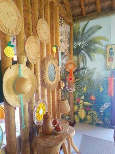 ein Raum mit Strohhüten an der Wand und einem Tisch in der Unterkunft Casa Mandala - Pousada Icaraí Kite Village in Icaraí