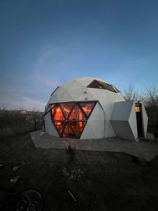 a domed building with a window in a field at Domo Del Rio in Los Reartes +28 photos