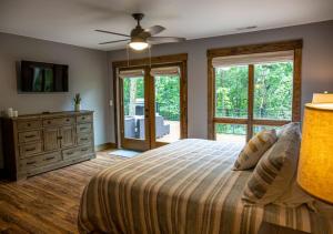 Un dormitorio con una cama, una cómoda y ventanas. en Sunset Views & Mountain Getaway, 4 Min to Downtown, en Mentone