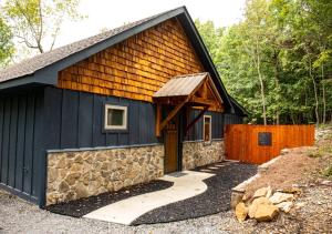 un edificio negro y marrón con una piedra en Sunset Views & Mountain Getaway, 4 Min to Downtown, en Mentone