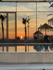 Solopgangen eller solnedgangen set fra lejligheden