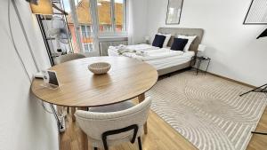 a living room with a table and a bed at Cute studio in the center - Crown 42 in Zürich