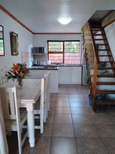 cocina con mesa y cocina con escalera en Bush Beach Safari Accommodation, en Jeffreys Bay