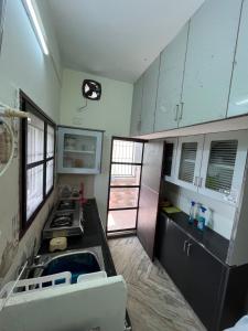 Una pequeña cocina con fregadero y estufa. en Happy living, en Gunadala 5 fotos más
