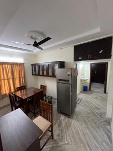 cocina y comedor con nevera y mesa en Happy living, en Gunadala