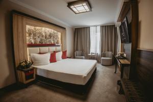 索非亚Hotel ZOO Sofia的一间带床和窗户的酒店房间