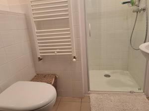 Un baño blanco con inodoro y lavabo. en Chambre Les Terrasses de Condate, en Rennes