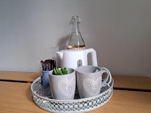 bandeja con cafetera y tazas en una mesa en Chambre Les Terrasses de Condate, en Rennes 5 fotos más