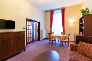 TV a/nebo společenská místnost v ubytování Hotel Continental