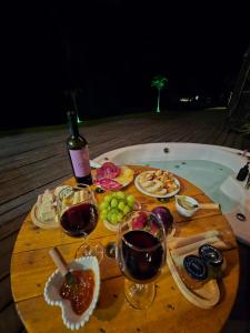 Fotografie z fotogalerie ubytování Casa Container com Hidro ao Ar Livre e Vista para a Natureza Miguel Pereira v destinaci Miguel Pereira + 14 fotografií