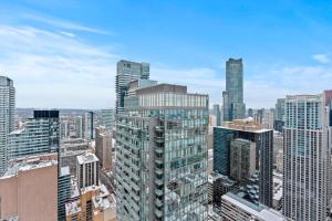 eine Luftaufnahme einer Stadt mit hohen Gebäuden in der Unterkunft Attractive 1 Bedroom High Floor with Skyline View in Toronto