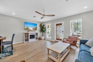 un salon avec un canapé bleu et une table dans l'établissement Milo's Beach Bungalow, à Santa Rosa Beach