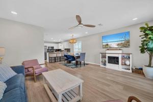 un salon avec un canapé et une table dans l'établissement Milo's Beach Bungalow, à Santa Rosa Beach