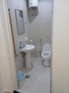 un baño con inodoro y lavabo en عمارة بروق 1 شقه 324, en Riad