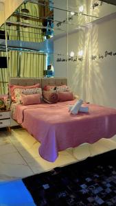 1 dormitorio con 1 cama grande con sábanas rosas en Suite Piscina térmica e Banheira Jacuzzi a 20km de Ctba, en Campina Grande do Sul