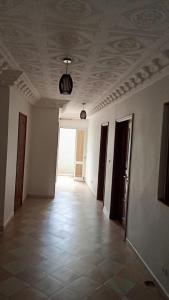 un pasillo vacío con una habitación con techo en Logement Kabrousse, en Saly Portudal