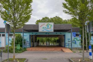 a entrance to a building with a sign on it at Wohnkultur - Ferienhaus für 10 auf 140qm mit Garten in Wiesloch