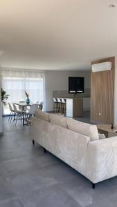 a living room with a couch and a table at Jolie maison, plain-pied à Dole in Dole