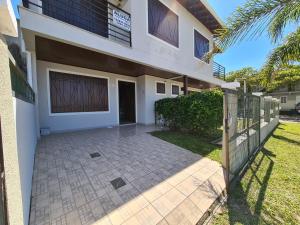 una casa con un cancello davanti di Casa perto da praia - Frente para Lagoa a Garopaba
