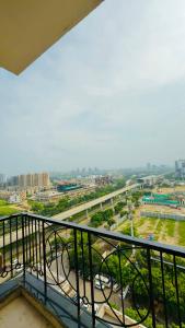 une vue d'une ville depuis un balcon dans l'établissement Velvet Vista, à Greater Noida