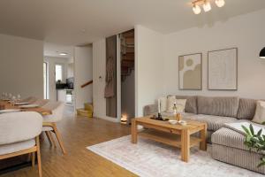 a living room with a couch and a table at Wohnkultur - Ferienhaus für 10 auf 140qm mit Garten in Wiesloch