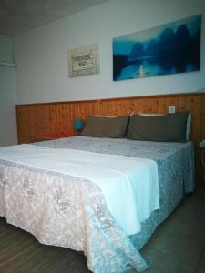 a bedroom with a large bed with a white blanket at Loft en Callao Salvaje con Piscina y Vistas al Mar in Callao Salvaje