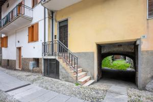 a stairway leading into a building with an archway at Francesca's House, Ceto Ospitar in Ceto