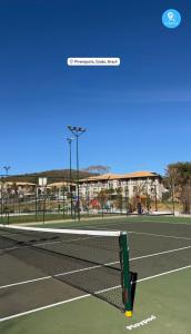 a tennis net on a tennis court at Pyrenéus Residence in Pirenópolis +31 photos