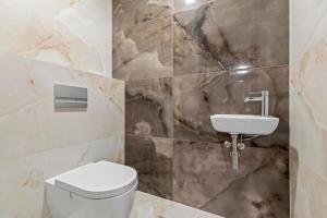 Koupelna v ubytování Sky Park Luxury Apartment with Stunning Views + 6 fotografií