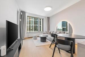 TV a/nebo společenská místnost v ubytování Sky Park Luxury Apartment with Stunning Views