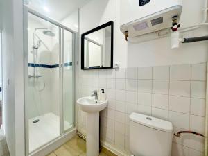 Koupelna v ubytování Celestine - appartement 4 personnes - check in h24 - wifi