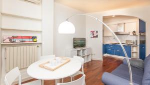 ローマにあるCarolina Terraceのキッチン、リビングルーム(白いテーブル、椅子付)