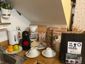 - un comptoir de cuisine avec un évier et un comptoir avec de la nourriture dans l'établissement The Way Hotel Molinaseca, à Molinaseca