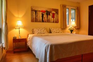 une chambre avec un lit et deux lampes et une fenêtre dans l'établissement Cottage on the Pond, à Millbrook