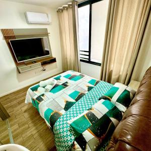 ein Schlafzimmer mit einem Bett und einer Couch und einem Fernseher in der Unterkunft Depto amoblado 2 dormitorios Equipetrol in El Pary + 3 Fotos