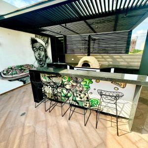 eine Küche mit einer Theke mit einem Gemälde an der Wand in der Unterkunft Depto amoblado 2 dormitorios Equipetrol in El Pary