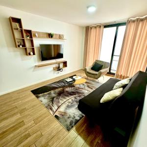 ein Wohnzimmer mit Sofa und Fernseher in der Unterkunft Depto amoblado 2 dormitorios Equipetrol in El Pary