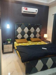 Ένα ή περισσότερα κρεβάτια σε δωμάτιο στο 1Bed Luxury apartment available