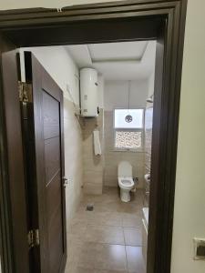 Ένα μπάνιο στο 1Bed Luxury apartment available
