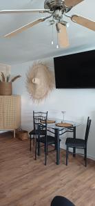 Un comedor con mesa y sillas y un ventilador de techo. en Gemütliches Ferienapartment Für jedes Budget, en Horhausen 9 fotos más